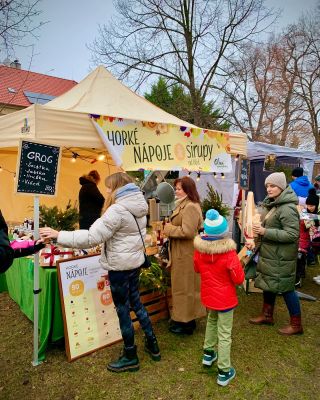Zase to tak nějak profrčelo, vlastně úplně všechno, akce, trhy, podzim a najednou je tady akce na domácí půdě, rozsvícení...