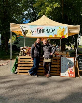 Dneska zase s Marťou a jejím @krmelecuzroutika na Trhu v Aleji v Šestajovicích 🤩 Jako na to, že jsme ze začátku málem...